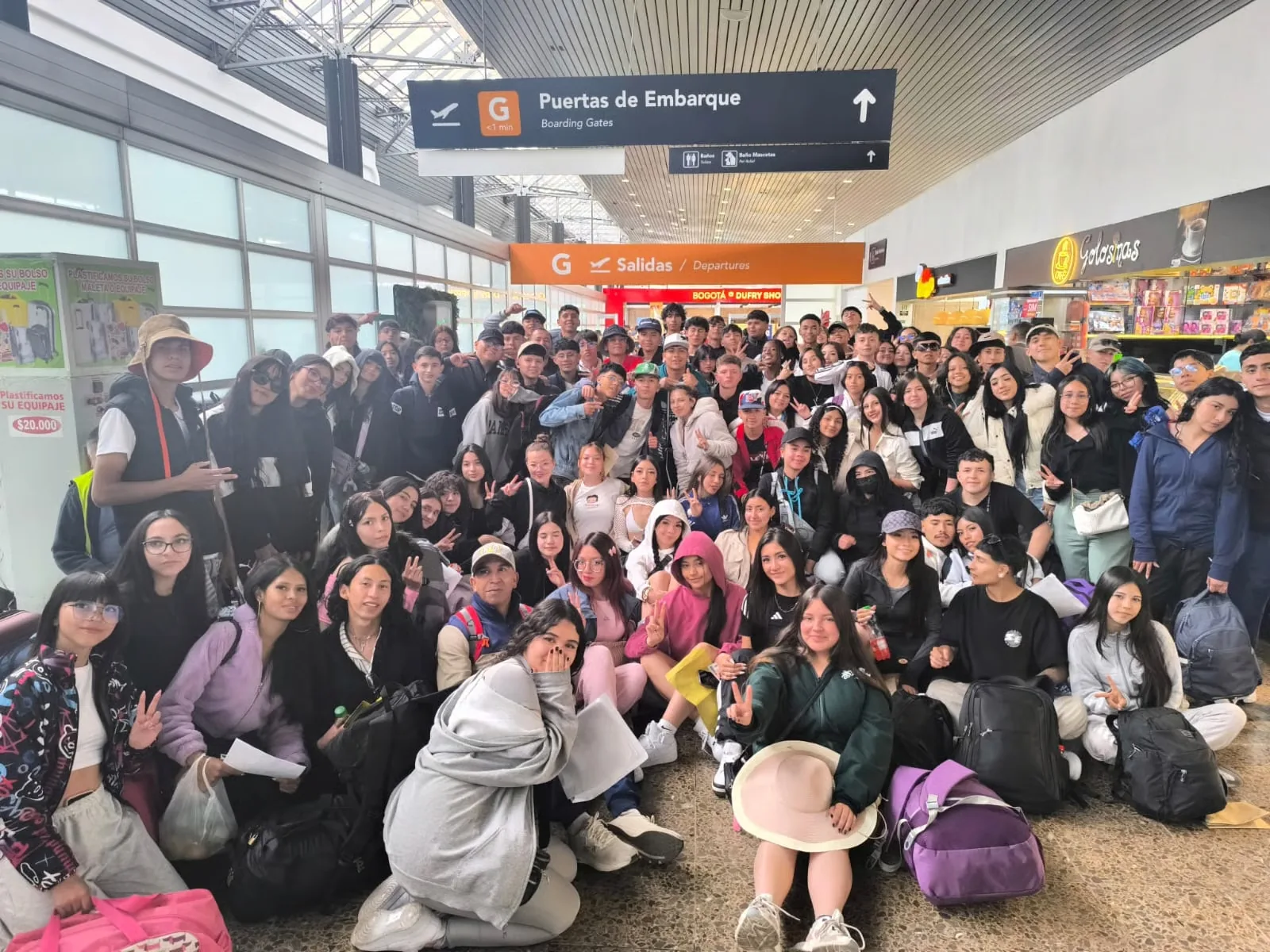 Estudiantes iniciando un viaje PROM 11 en el aeropuerto con Destinos de Colombia