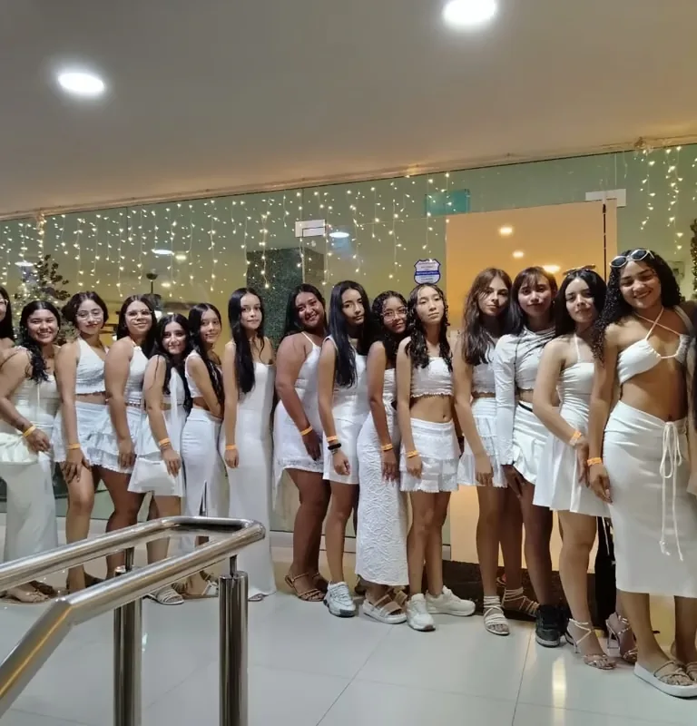 Celebración de estudiantes durante un viaje de promoción